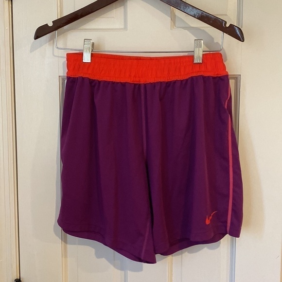 Lightly used Nike woman shorts size small - Picture 2 of 4